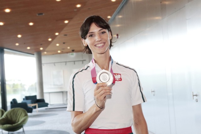 Anna Kiełbasińska na lotnisku w Warszawie po powrocie z igrzysk olimpijskich w Tokio (8 sierpnia 2021)