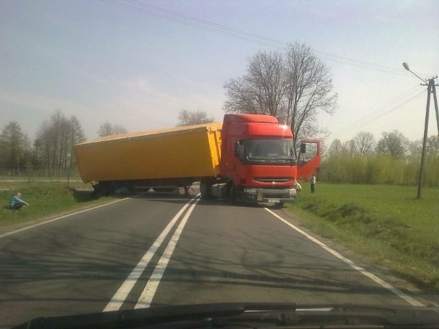 Ciężarówka stała w poprzek drogi w Dębie koło Przytyka.