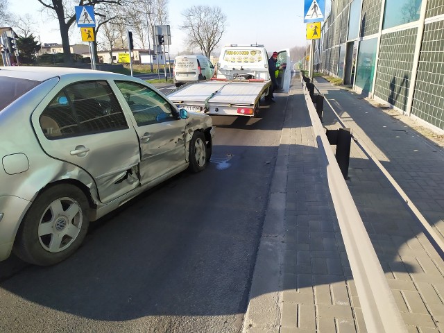 Zderzenie w Wojkowicach Kościelnych. Utrudnienia na pasie w stronę Będzina.Zobacz kolejne zdjęcia. Przesuwaj zdjęcia w prawo - naciśnij strzałkę lub przycisk NASTĘPNE