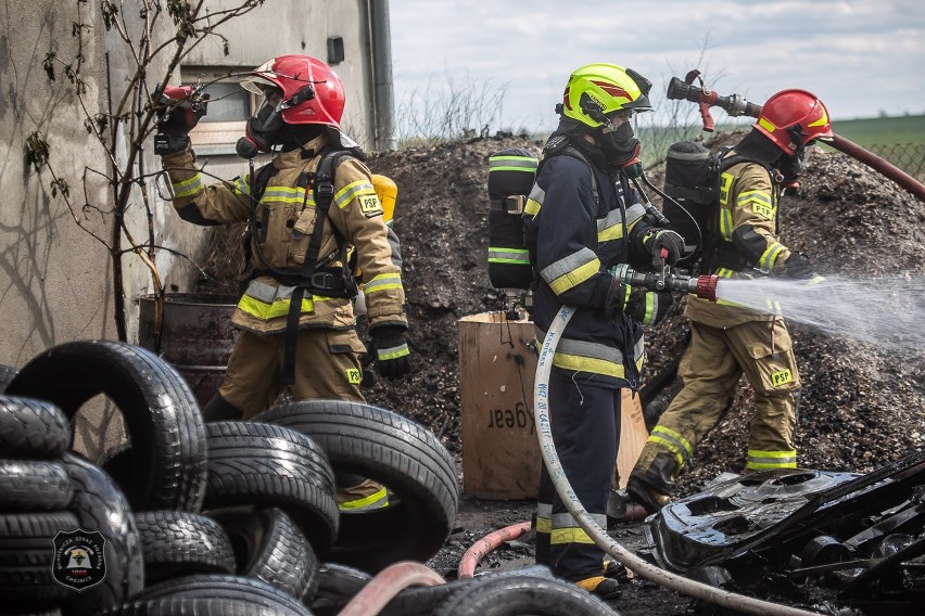 Pożar serwisu samochodowego w miejscowości Topole w powiecie chojnickim