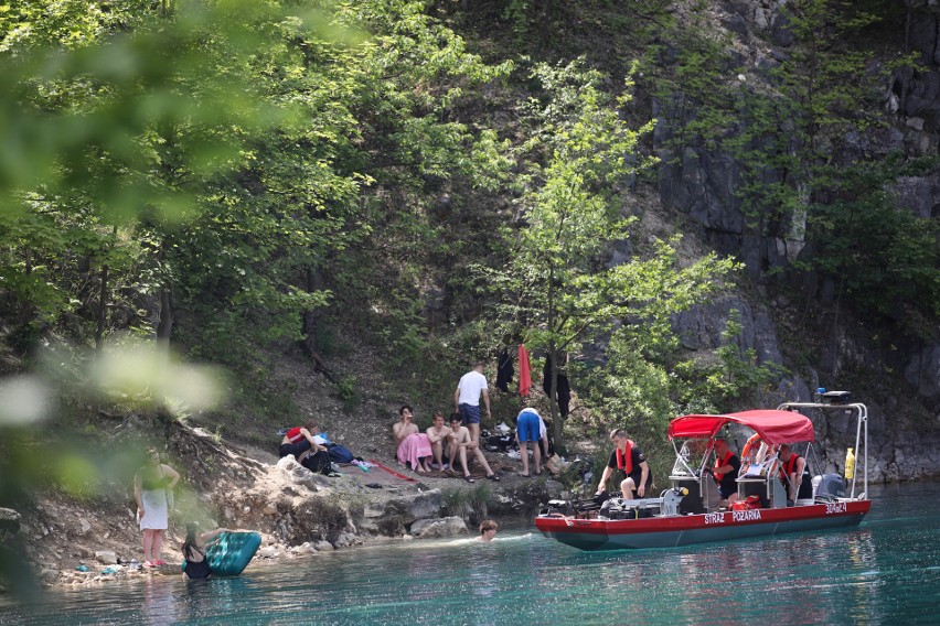 Niedziela na Zakrzówku. Akcja poszukiwawcza trwa, plażowicze...