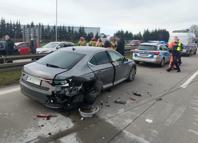 Pięć samochodów osobowych zderzyło się w sobotę 15 kwietnia przed godziną 10:00 na autostradzie A4 przy węźle Kąty Wrocławskie. Jezdnia w kierunku Legnicy jest zablokowana, w kierunku Wrocławia ruch odbywa się jednym pasem.