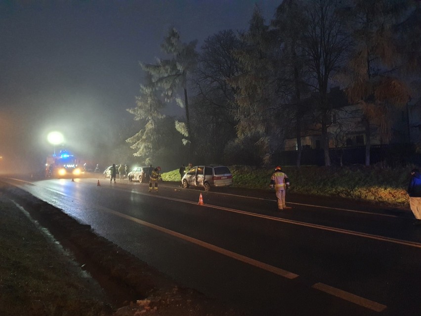 Wypadek w Jerzmanowicach. Zderzenie pięciu samochodów, jedna osoba została poszkodowana