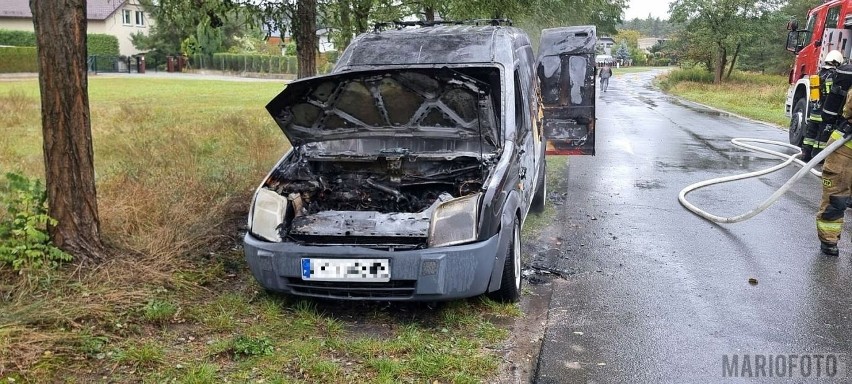 Pożar samochodu dostawczego na drodze w Dębskiej Kuźni.