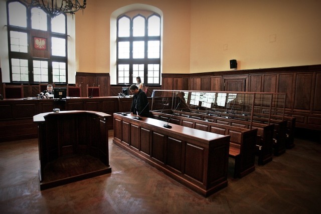 Podczas odczytywania ławy na sali sądowej były prawie puste...