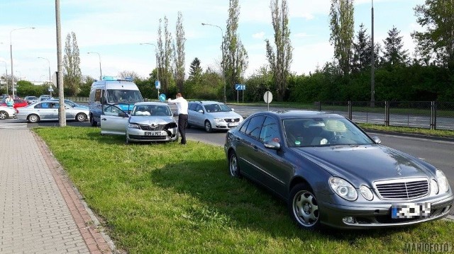 35-letni kierujący osobowym mercedesem, wyjeżdżając z parkingu Reala przy ul. Sosnkowskiego, wymusił pierwszeństwo na 29-letnim kierowcy skody. Doszło do zderzenia, na szczęście nikt nie ucierpiał. Sprawca kolizji, do której doszło ok. 16.40, został ukarany mandatem karnym.