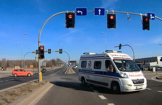 Porosły. Karetka omal nie rozbiła się na DK8. Kierowca ambulansu uniknął zderzenia w ostatniej chwili