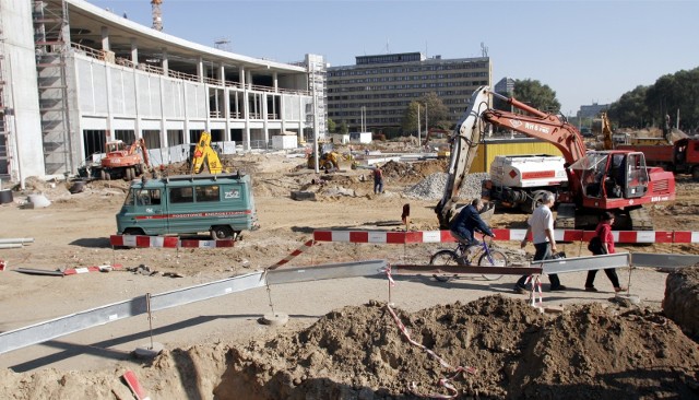 Czerwiec 2006 roku. Trwa budowa Pasażu Grunwaldzkiego i jednocześnie rozpoczyna się przebudowa układu komunikacyjnego na placu. Dla kierowców oznacza to początek drogowego horroru.