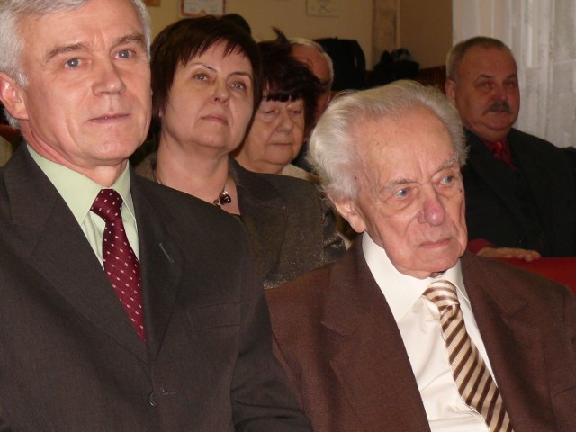 Stanisław Wesołowski na spotkaniu w szkole, w której uczył. Z lewej jego uczeń Stanisław Witkowski.