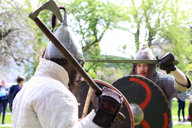 Piknik historyczno-literacki pod hasłem &bdquo;Kultura i zwyczaje Słupska wczoraj i dziś&rdquo; odbył się w sobotę przy Miejskiej Bibliotece Publicznej. Na gości czekały gry i zabawy, konkursy z nagrodami, pokazy średniowiecznego rzemiosła i walki, smakołyki dawnej kuchni, pracownia alchemika z czarodziejskimi miksturami, nauka origami, książki dotykowej, warsztaty recyklingu. Impreza zainaugurowała Tydzień Bibliotek.&lt;iframe src=&quot;//get.x-link.pl/b3826aaa-4f2b-9f92-18f4-abe768324b73,65d5d579-cbed-391f-5bf2-45375dcecf99,embed.html&quot; width=&quot;640&quot; height=&quot;360&quot; frameborder=&quot;0&quot; webkitallowfullscreen=&quot;&quot; mozallowfullscreen=&quot;&quot; allowfullscreen=&quot;&quot;&gt;&lt;/iframe&gt;