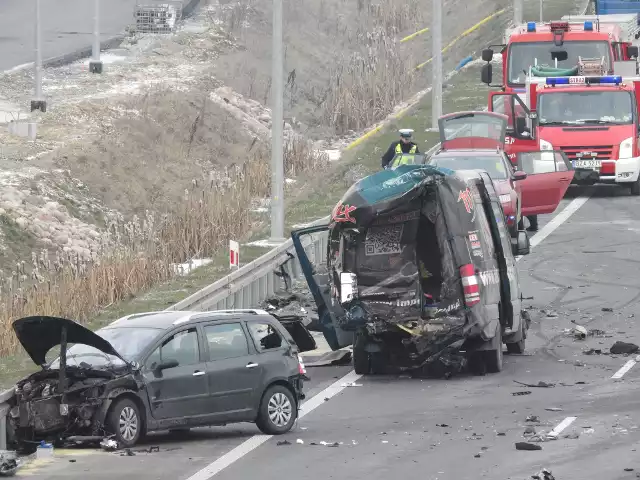 Kierowca ciężarówki 9 lutego tego roku na drodze ekspresowej S8 w okolicach Starego Krzewa wjechał w stojące na prawym pasie auta.