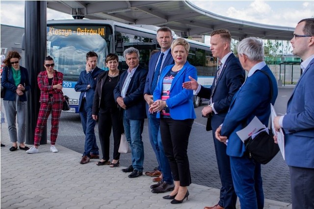 Delegacja z Kielc i Sitkówki - Nowin przyglądała się gospodarce komunalnej w Ostrwie Wielkopolskim, produkcji prądu z biomasy i wykorzystania go do zasilania miejskich autobusów.