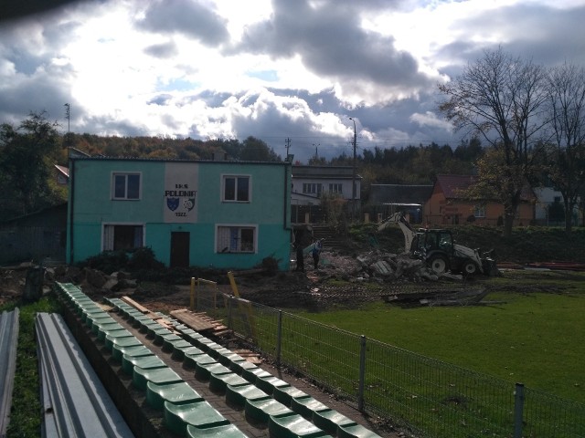 Trwa intensywny remont stadionu Polonii w Iłży. O budynku klubowym pisaliśmy niedawno, ale warto dodać, że wkrótce rozebrana zostanie historyczna trybuna obiektu. Stadion powstał w 1930 roku. W przyszłym roku Polonia powinna już wrócić na swój stadion. Jesienią swoje mecze w roli gospodarza grała w Pakosławiu. W 2022 roku klub obchodzić będzie 100 - lecie. Kibice i cała społeczność liczą, że wówczas drużyna będzie już co najmniej w lidze okręgowej.  ZOBACZ KOLEJNE ZDJĘCIA STADIONU I TRYBUNY W IŁŻY =====>>>