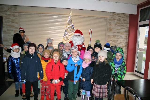 Dzieci z Przysuchy miały we wtorek spotkanie ze świętym Mikołajem.