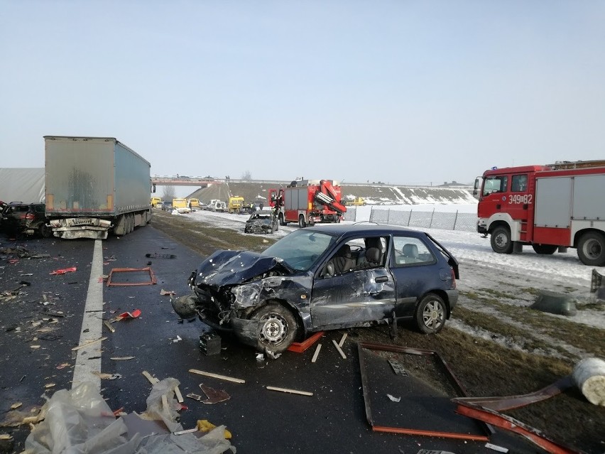 Wypadek na A1 koło Piotrkowa Trybunalskiego. Zderzenie kilkudziesięciu samochodów [ZDJĘCIA,FILM]