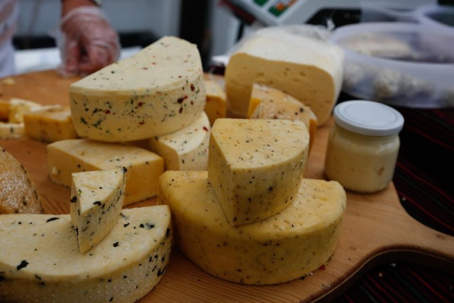 Ze względu na kremową barwę i wyższą zawartość tłuszczu - mleko krów Jersey uważa się za najlepsze do produkcji serów.