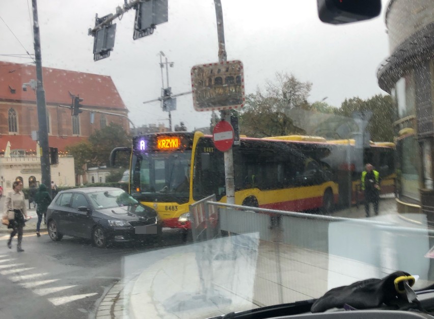 Wypadek MPK z osobówką pod Renomą. Auto wjechało prosto pod autobus [ZDJĘCIA]