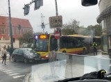 Wypadek MPK z osobówką pod Renomą. Auto wjechało prosto pod autobus [ZDJĘCIA]