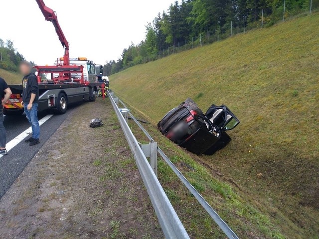 Wypadek miał miejsce na słupskiej obwodnicy między węzłem Głobino i Kobylnica. Kierujący BMW uderzył w tył dostawczego Mercedesa. BMW przebiło się przez barierki ochronne i zatrzymało w rowie. Dwie osoby z tego wypadku trafiły do szpitala. Dokładne przyczyny tego wypadku ustala teraz policja.