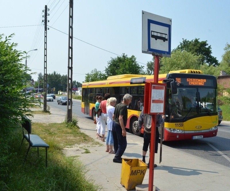 Na przystanku MPK przy ul. Traktorowej. Prywatna ławeczka dla teściowej