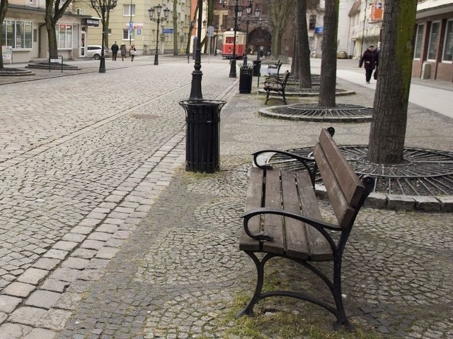 Część ławek już zniknęła z ul. Nowobramskiej. Gdy wrócą po renowacji, trafią tam pozostałe. 