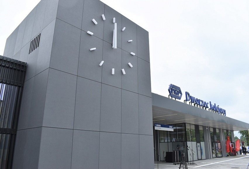 Nowy dworzec PKP w Oświęcimiu został oficjalnie otwarty dla podróżnych. Jest nowoczesny i funkcjonalny [ZDJĘCIA]