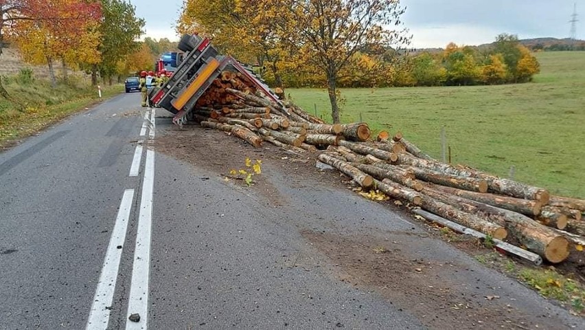 Wywrotka ciężarówki z drewnem koło Barcina. Droga jest już...