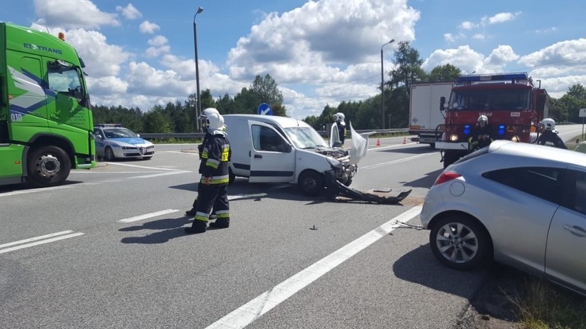 Wypadek na krajowej trasie numer 74 w Miedzierzy. Ucierpiały dwie osoby 