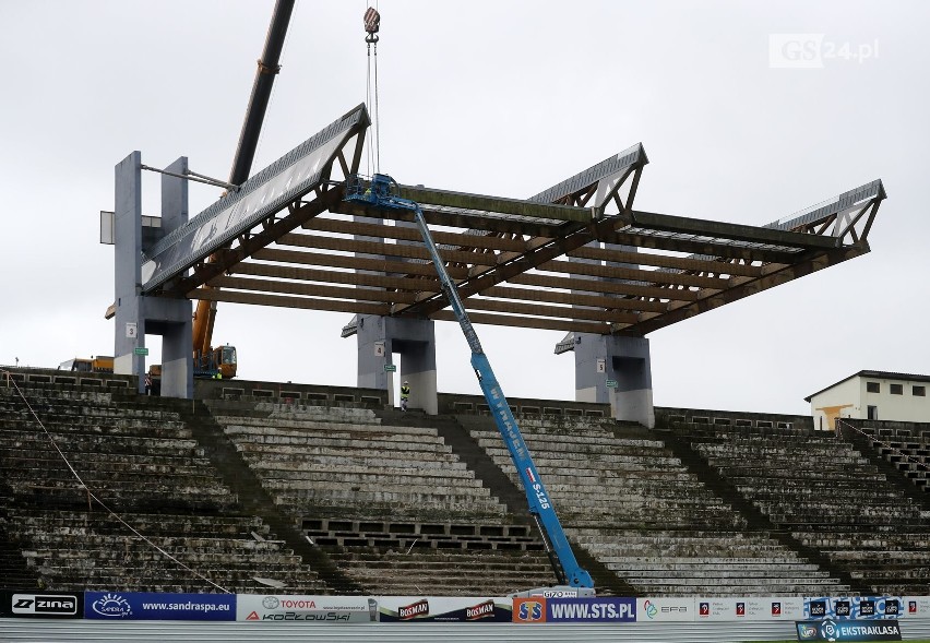 Rozbiórka stadionu w Szczecinie. Znika zadaszenie. Ale nie bez problemów [ZDJĘCIA, WIDEO]