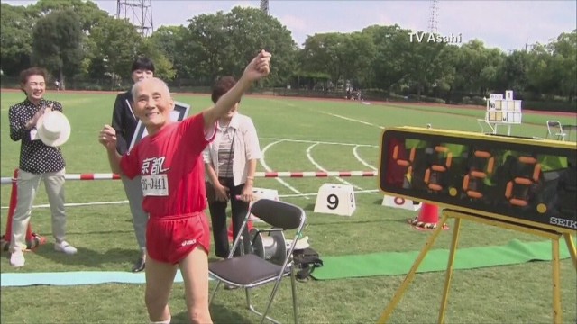 HIT: Na początek przenosimy się jednak do Kyoto w Japonii, gdzie 105(!)-letni Hidekichi Miyazaki podczas mityngu pobił rekord Guinnessa. Miyazaki jako pierwszy człowiek w historii przebiegł 100 metrów w wieku 105 lat. Zajęło mu to 42,22 sekundy. A Ty jaką masz wymówkę? ;) Wideo: CNN Newsource/x-news