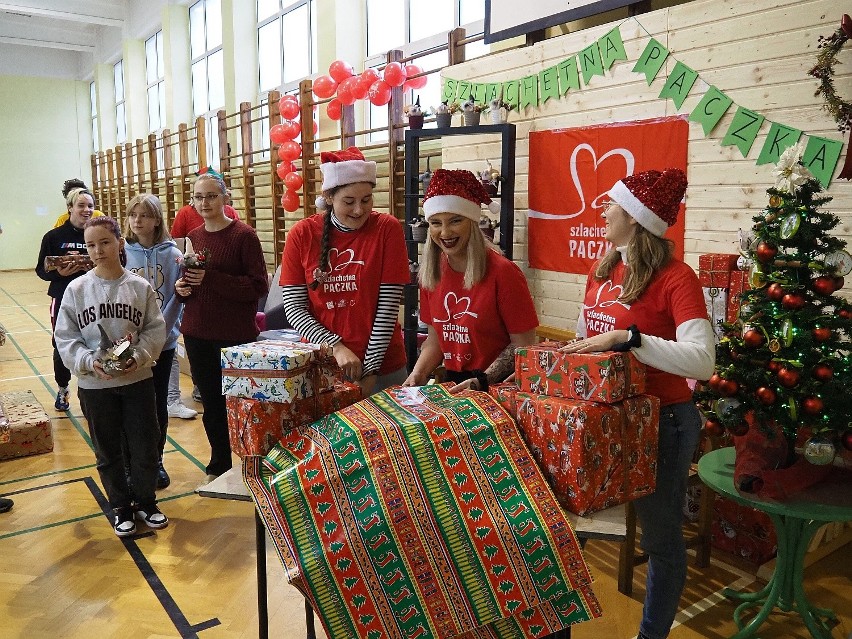 Finał Szlachetnej Paczki odbył się w Zespole Szkół Rzemiosła w Łodzi. Wolontariusze i uczniowie przygotowali świąteczne paczki dla 47 rodzin
