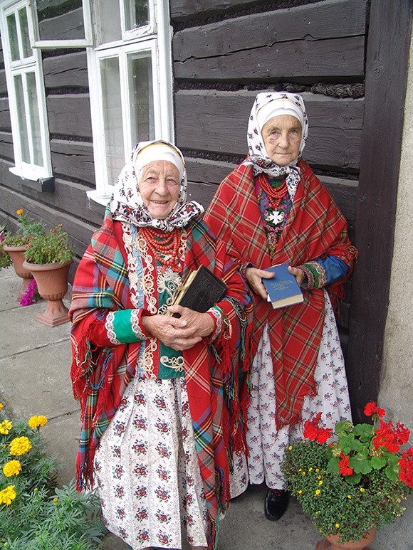 Kobiety w tradycyjnym stroju wilamowskim