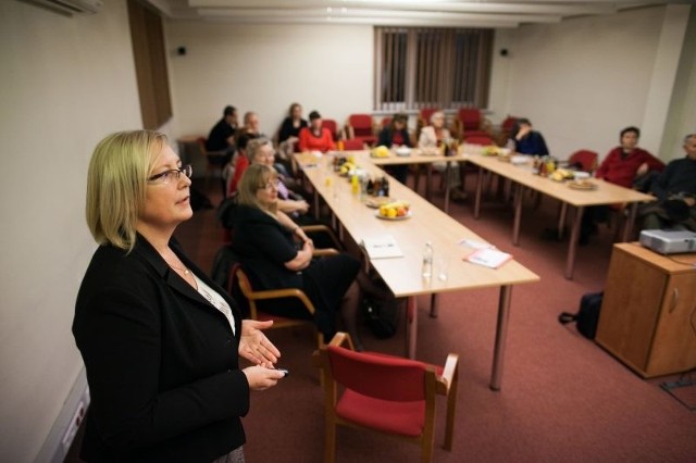 Dr inż. Marzena Zołoteńka-Synowiec, zastępca dyrektora Instytutu Dietetyki Państwowej Wyższej Szkoły Zawodowej radziła ile i jakiej wody pić.