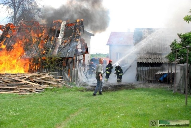 Ogień zajął kilka sąsiadujących ze sobą budynków gospodarczych.