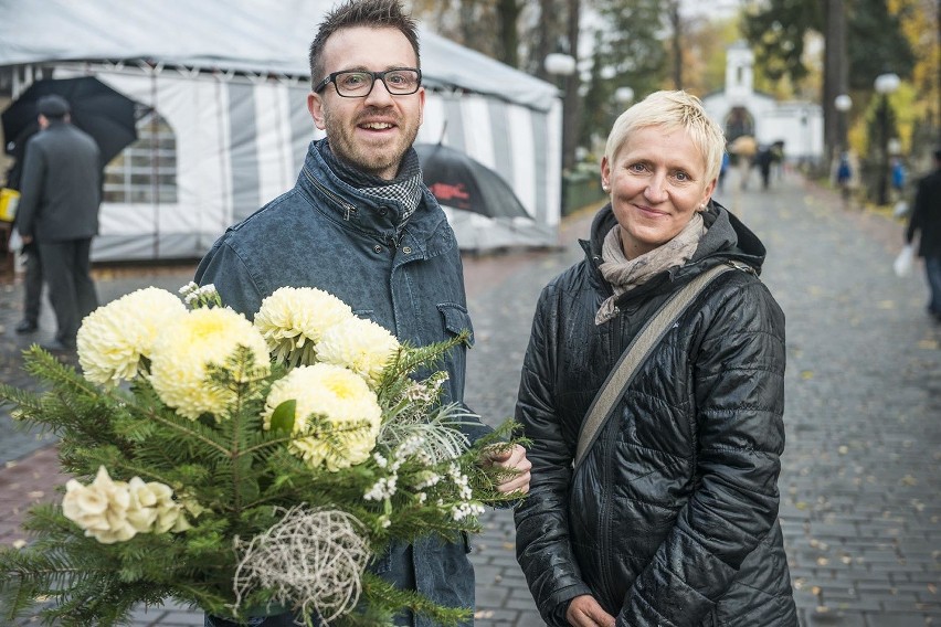 Marzena Dykyj i Maciej Majewski mimo deszczu na cmentarz...