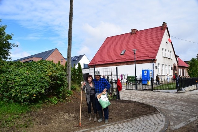 Po raz drugi zorganizowano akcję polegająca na porządkowaniu terenu przy powstającym kompleksie szkolnym w Żukowie. W sobotę ponad 50-osobowa grupa mieszkańców gminy, w szczególności rodzice i dziadkowie dzieci z obwodu żukowskiej szkoły, sołtysi i radni naszej gminy z wójtem i przewodniczącą rady na czele oraz pracownicy urzędu i nauczyciele przystąpili do kolejnych prac. Prawie 8-godzinna, wspólna praca przyniosła wspaniałe efekty bo teren wygląda doskonale. Po przygotowaniu podłoża i wymianie ziemi sadzono kolejne drzewka i krzewy. Zgodnie z założeniami powstanie „żywa”, zielona ściana na fasadzie sali sportowej. Rozłożono też wiele metrów trawy z rolki, dzięki czemu od razu powstały zielone trawniki. Usunięto pozostałości odpadów budowlanych, a teren zamieciono i wygrabiono.Nie obyło się też bez poczęstunku. Dla uczestników „czynu społecznego” przygotowano zupę, kiełbaski i domowe wypieki. Wszystko to za sprawą ludzi dobrej woli.Zobacz także: Sławno: Wakacjada na miejskiej plaży