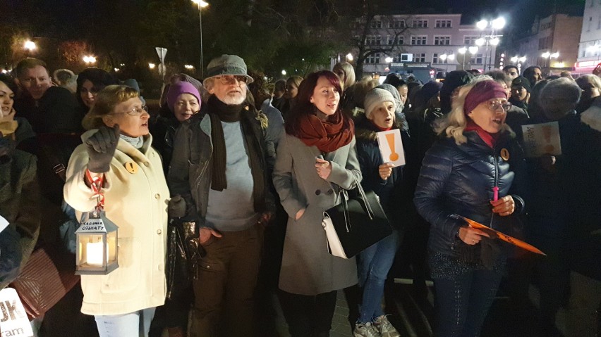 Opolanie wspierają strajkujących nauczycieli. Pikieta na placu Wolności w Opolu