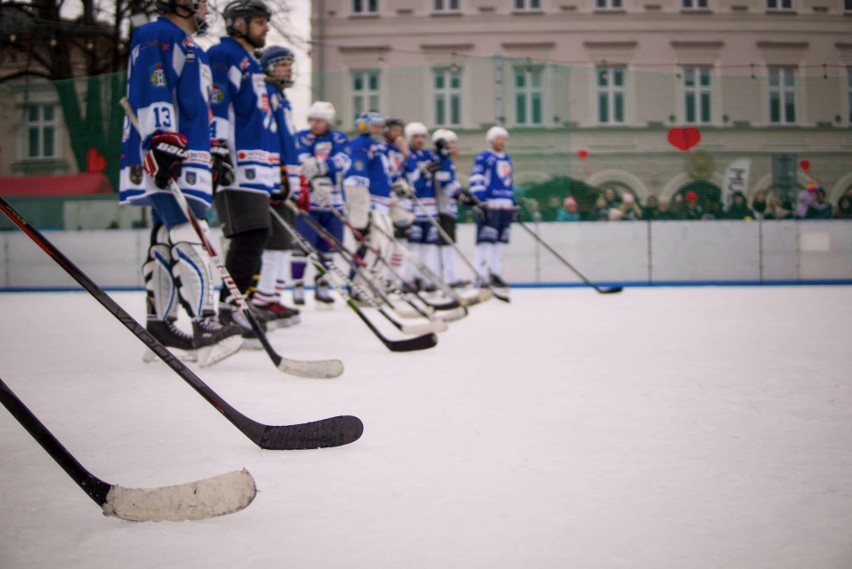 Na lodowisku na pl. Jana Pawła na rozegrano mecz hokejowy