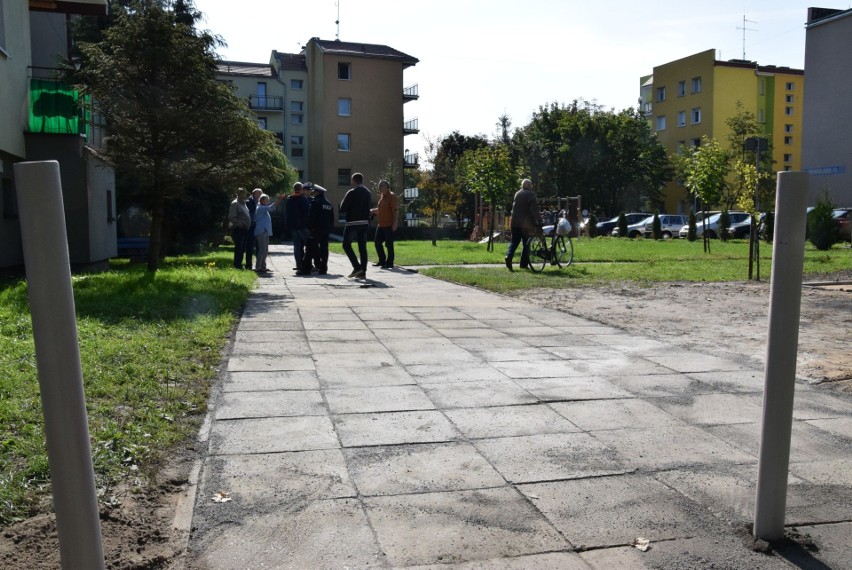 Barierki na chodniku przy bloku w Kluczborku stały tylko...