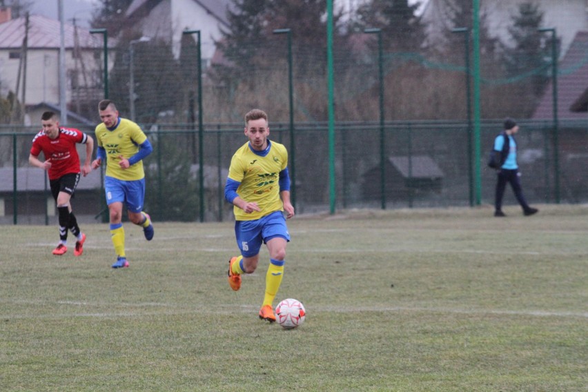 Trzecia liga. Ciekawy mecz w Daleszycach. Spartakus przegrał z Hutnikiem Kraków 0:1 [DUŻO ZDJĘĆ, WIDEO]