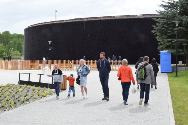 Buska tężnia i dom zdrojowy to część nowego kompleksu uzdrowiskowego w Busku-Zdroju. Choć tężnia jest jeszcze zamknięta dla zwiedzających, już teraz przyciąga wielu spacerowiczów i budzi zainteresowanie. Zobaczcie na zdjęciach jak było w sobotę, 29 maja>>>