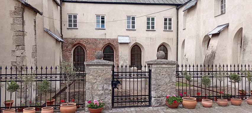 Klasztor cystersów w Jędrzejowie uzyskał kolejne fundusze na renowacje. Tym razem odnowiony zostanie gotycki wirydarz