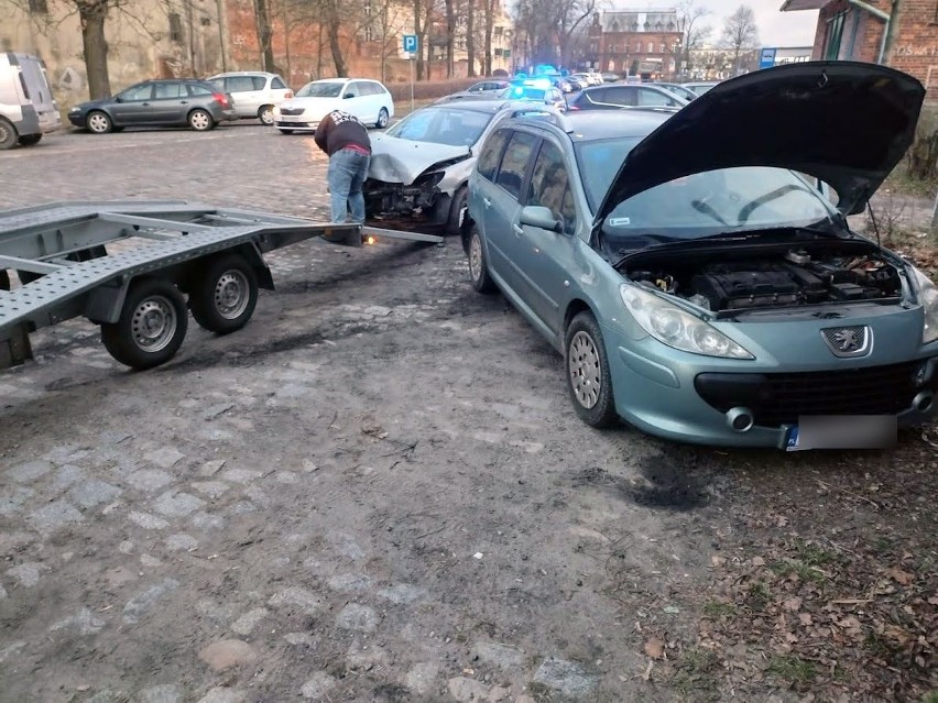 Kolizja w Namysłowie. Młoda kobieta w peugocie wpadła w poślizg i uderzyła w zaparkowane auto