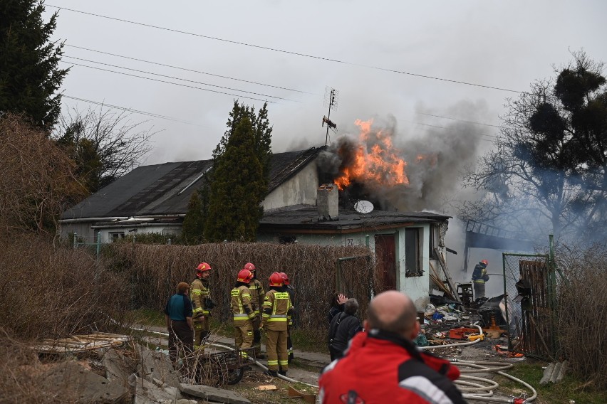 Pożar budynku mieszkalnego na ul. Kolonia Anielinki w Gdańsku 4.04.2022 r. Na miejsce zadysponowano 7 zastępów straży pożarnej