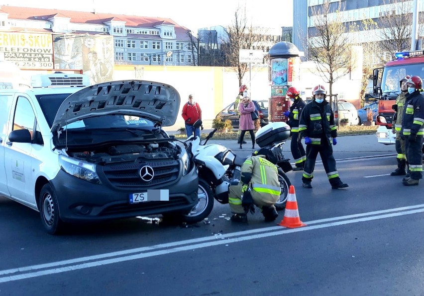 Wypadek motocykla i samochodu przy Pasażu Zielińskiego (ZDJĘCIA)