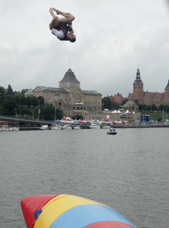 Akrobatyczne skoki do Odry z Trasy Zamkowej robią wrażenie!