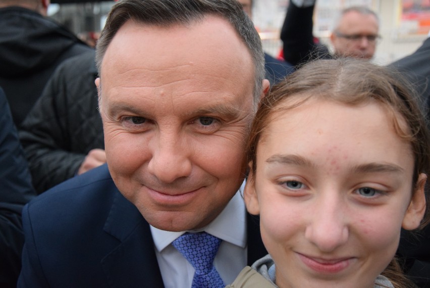 Andrzej Duda – skandowali sympatycy prezydenta RP w Oświęcimiu. Konstytucja – grzmiał KOD  