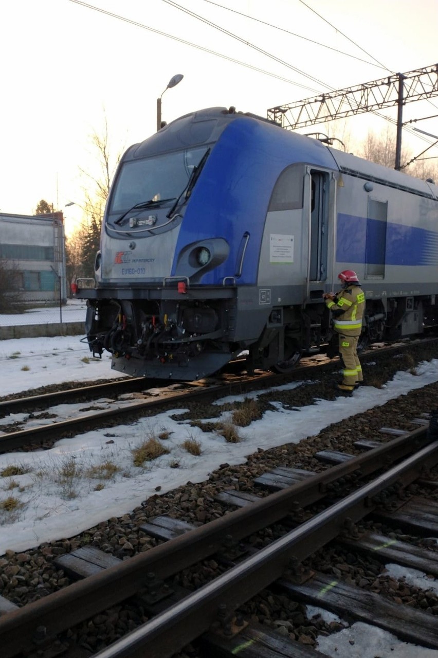 Wypadek na torach! W powiecie leżajskim pociąg pospieszny zderzył się z lokomotywą. Trzy osoby ranne! (ZDJĘCIA)