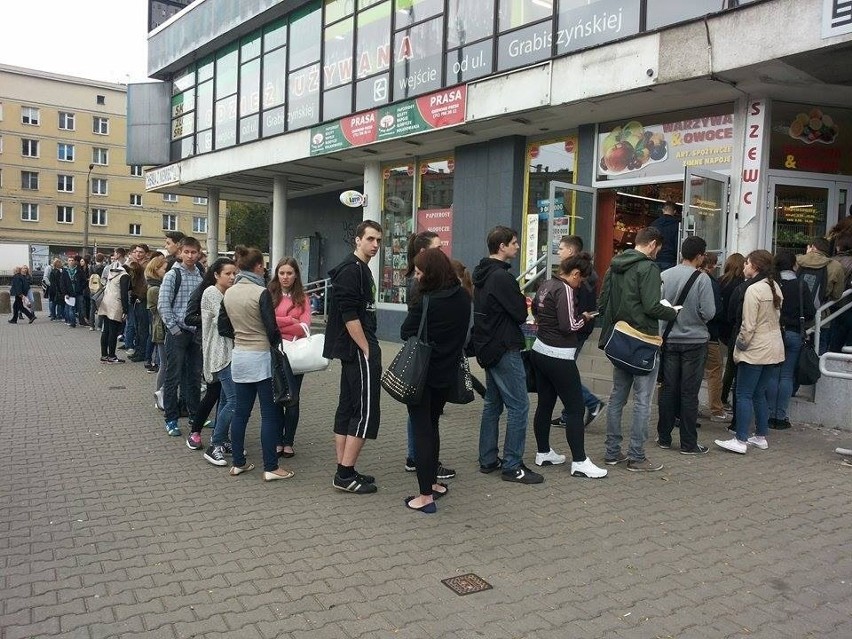 Wrocław: Potężne kolejki po Urbancard na pl. Legionów. Studenci czekają godzinami (ZDJĘCIA)