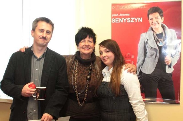 Profesor Joanna Senyszyn wręczyła zaproszenia do Brukseli Kasi Stępień i Wojciechowi Wąsali, który odebrał nagrodę w zastępstwie Pawła Mańki.